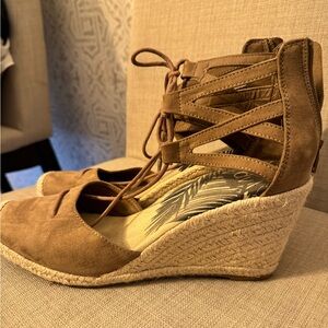 DV woman’s wedges